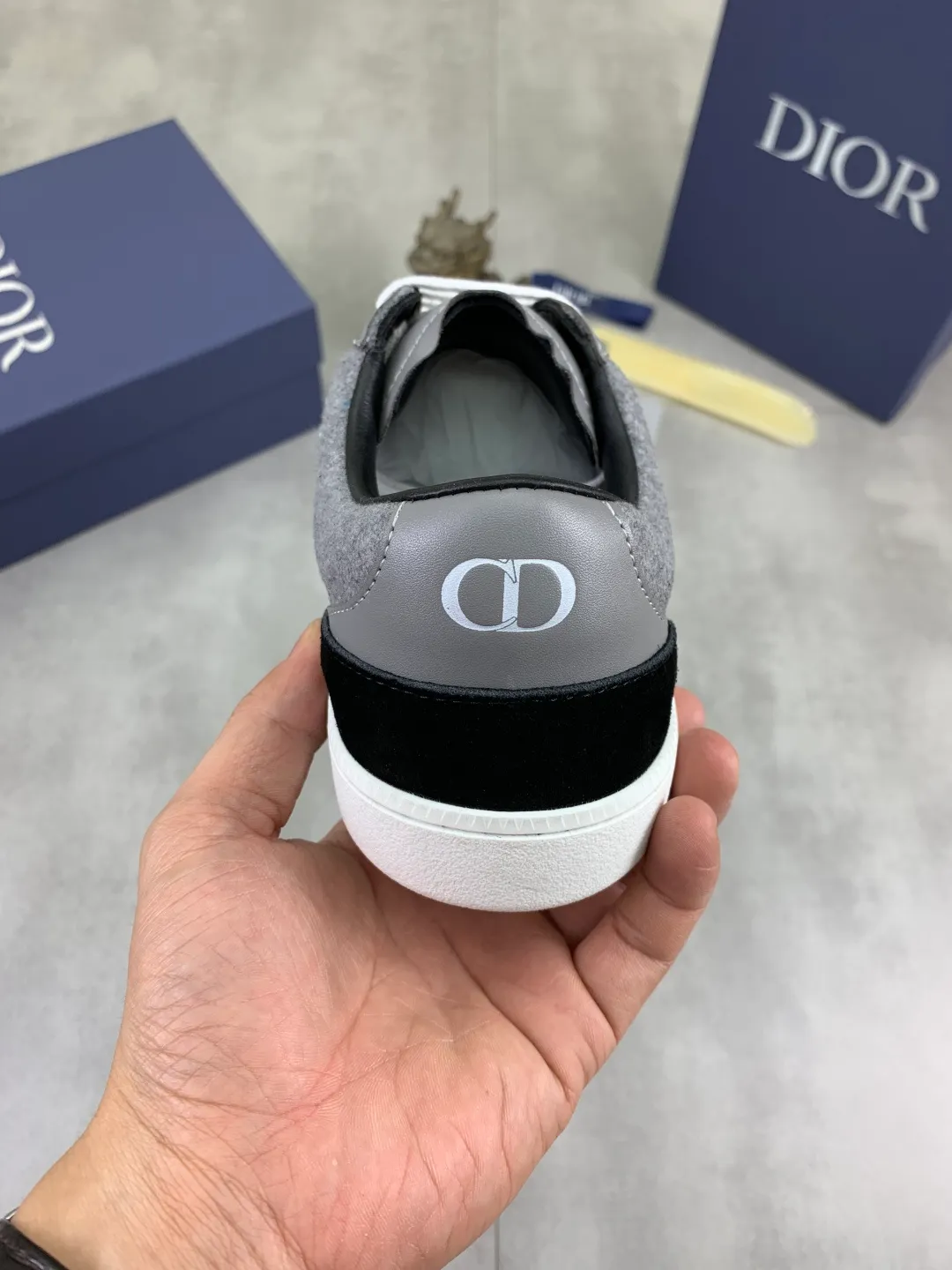 Men's shoes 💰P380 New Dior B01 moral training shoes, white first-layer cowhide, original molded outsole. New to the fall collection, this sneaker marks the return of a Dior classic, reinterpreted in a stylish and elegant silhouette. Crafted from white smooth first-grain cowhide with a tonal silk sheepskin lining, it features the Dior logo on the tongue and inner sides, and a CD icon on the heel. Paired with Tpu anti-slip soles of the same color, it can be matched with various styles to create a sophisticated look.  Code number: 38-44